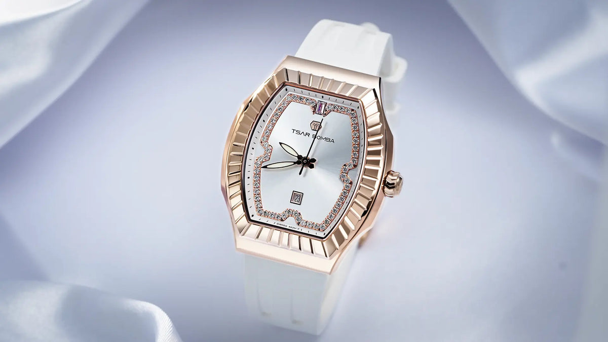The TB8231L features a tonneau case with a butterfly-shaped cubic zirconia inlay on the dial. It combines a stainless steel case with a fluororubber strap, balancing environmental friendliness and durability. Powered by a Swiss quartz movement, it ensures stable timekeeping. The TB8231L is a fashion tonneau women’s watch that offers exceptional value for money. Rose bezel and white strap.