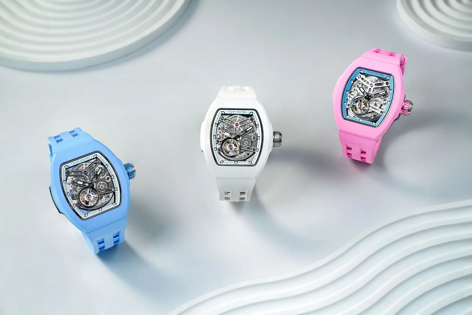 From left to right: blue, white, and pink Features a carbon fiber bezel and an interchangeable fluoro-rubber strap. Utilizes TSAR BOMBA’s patented technology for interchangeable straps, bezels, and crowns. Quickly swap modules without tools—since your watch can change its style, why buy another one?