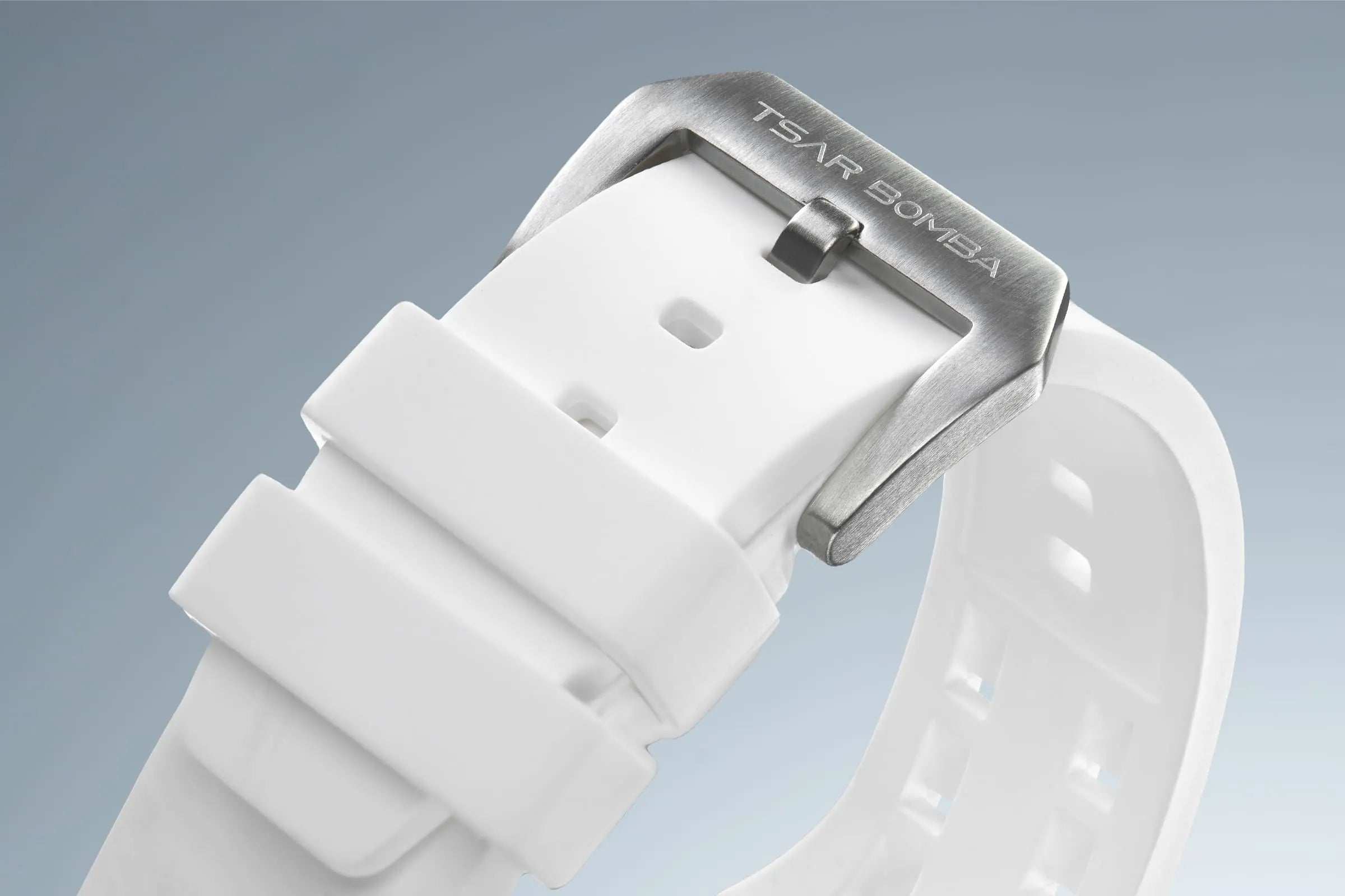 TSAR-BOMBA-elemenal-TB8204Q—Silicone white Strap.The highly elastic silicone strap is skin-friendly and soft, comfortable to wear without being stuffy, adaptable to different wrist curves, and not afraid of high-intensity activities. It is the perfect balance between sports life and urban style.
