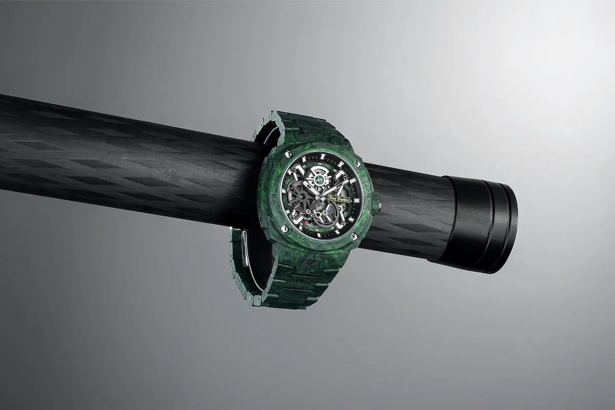 TSAR BOMBA Electron TB8401CF Men’s Watch. Crafted entirely from carbon fiber—including the strap—it weighs just 100 grams. The skeleton dial design offers a direct view of the movement, allowing you to appreciate the charm of precision mechanics in action. Powered by a Citizen MIYOTA movement.-Scene display