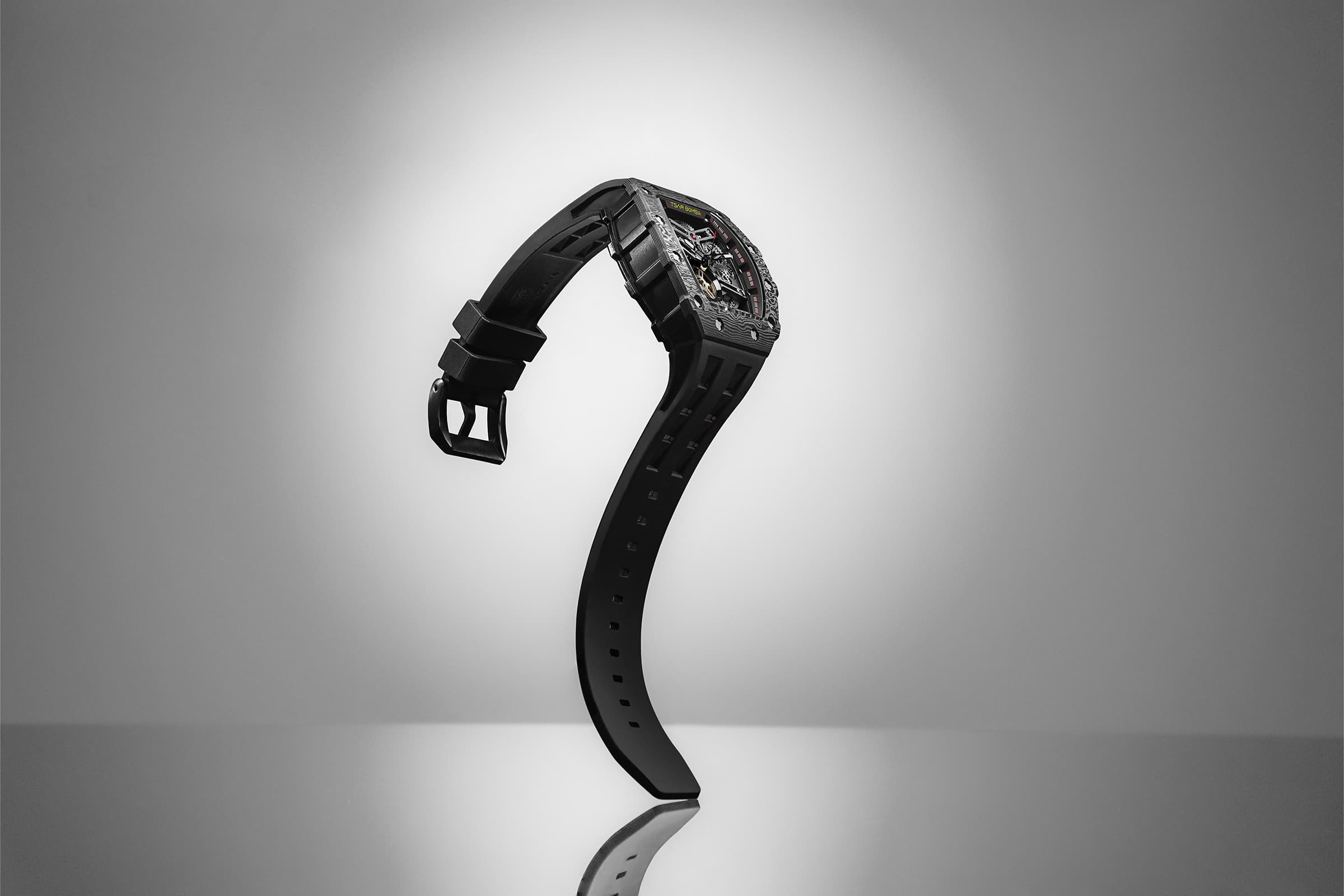 ساعات مجموعة Tsarbomba Elemental موديل TB8208، مظهر أسود أنيق يبرز جمال تصميم ساعة Tsarbomba.