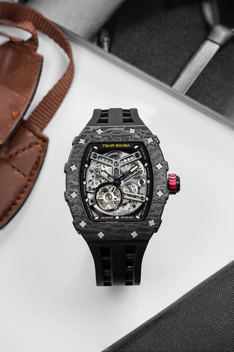 Часы из коллекции Tsarbomba Elemental TB8208. Модель TB8208CF с открытым механизмом и скелетонизированным циферблатом, дополненная безелем из углеродного волокна, подчеркивающим механическое очарование часов Tsarbomba.